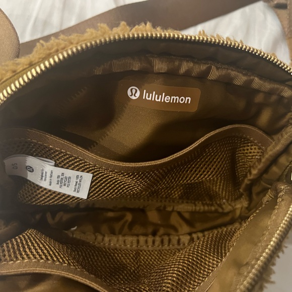 Like New!! Fleece/Sherpa Lululemon Belt Bag 1L - Picture 3 of 4